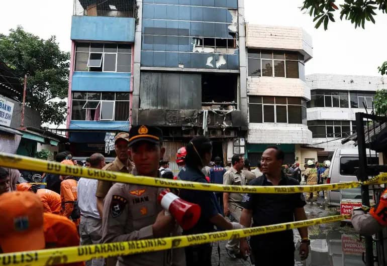 Explosión en edificio de oficinas en Yakarta