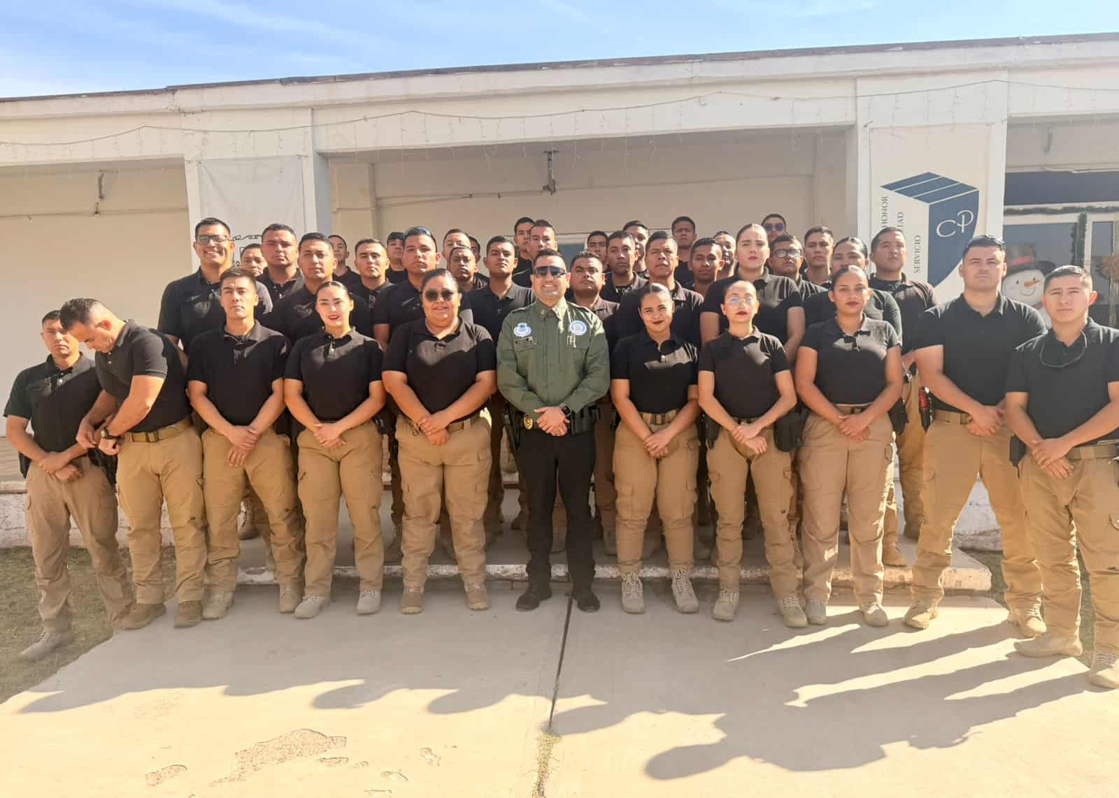 Roberto Torres Ríos presenta la AIC a cadetes en Monclova