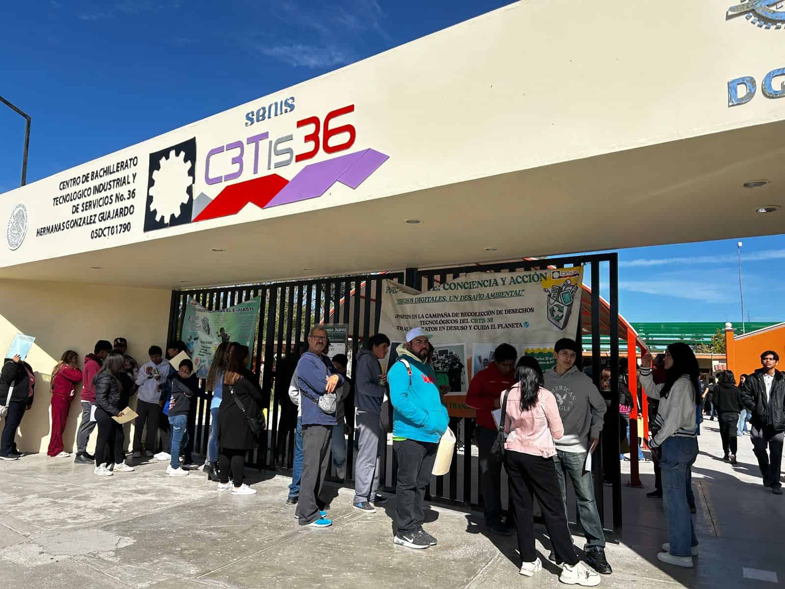 Más de 870 estudiantes reciben Beca Benito Juárez en CBTIS 36