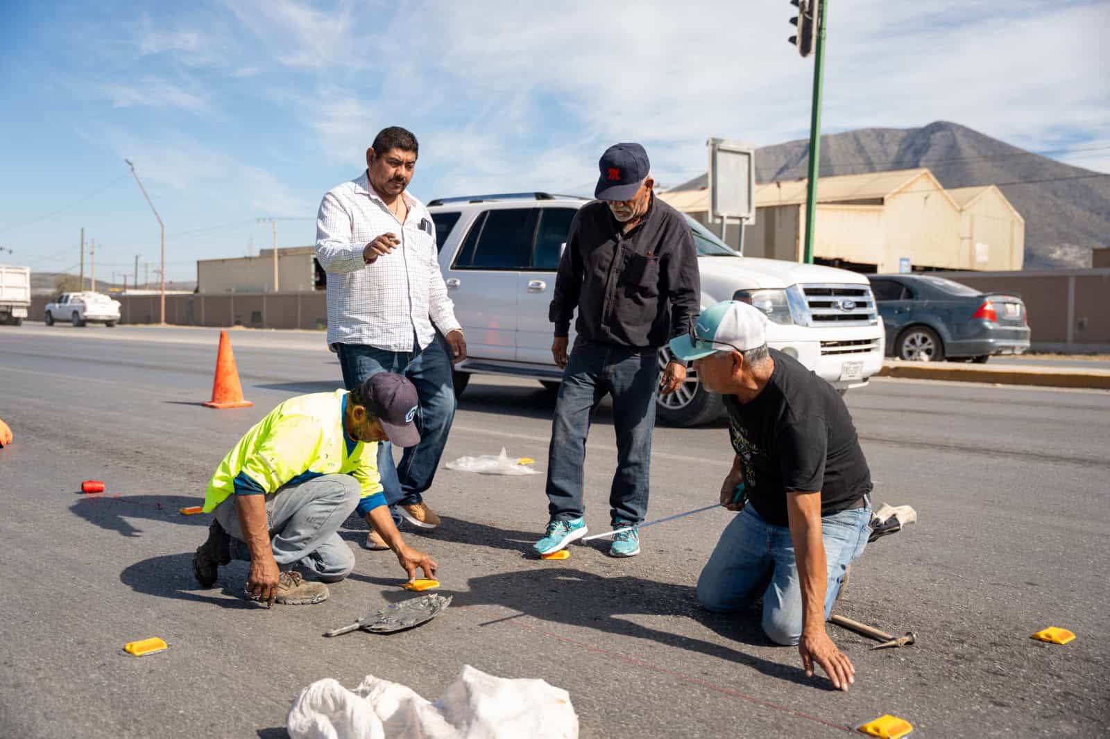 Castaños: Alcaldesa Sifuentes refuerza seguridad vial con instalación de vialetas