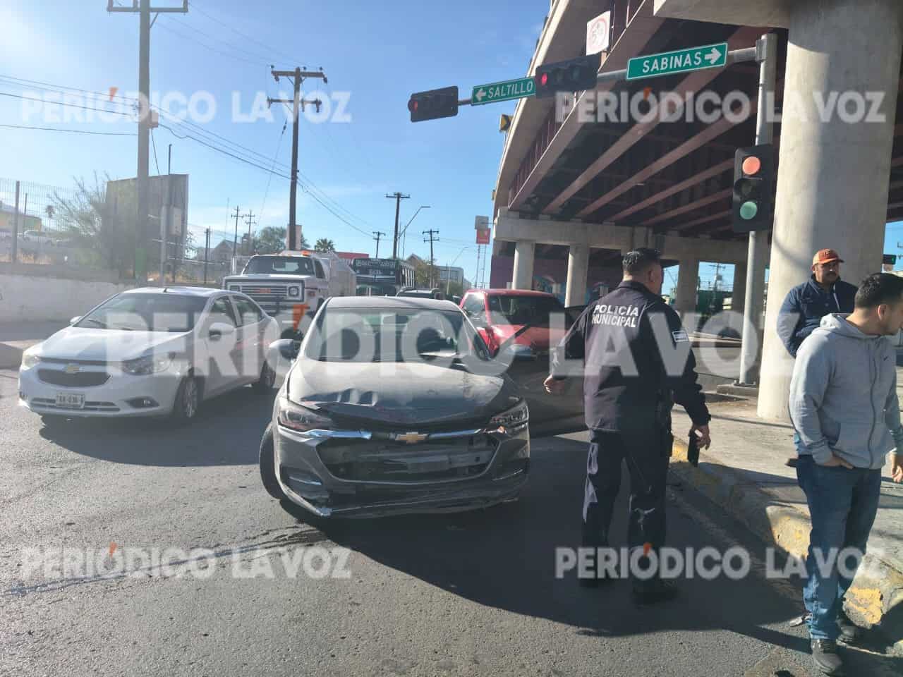 Mujer lesionada en Monclova tras choque entre camioneta y auto en bulevar Pape