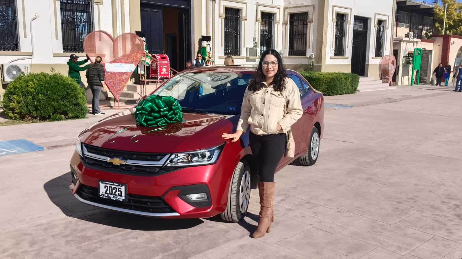 Guillermo Lazarín entrega automóvil a Egla Hernández en Sabinas