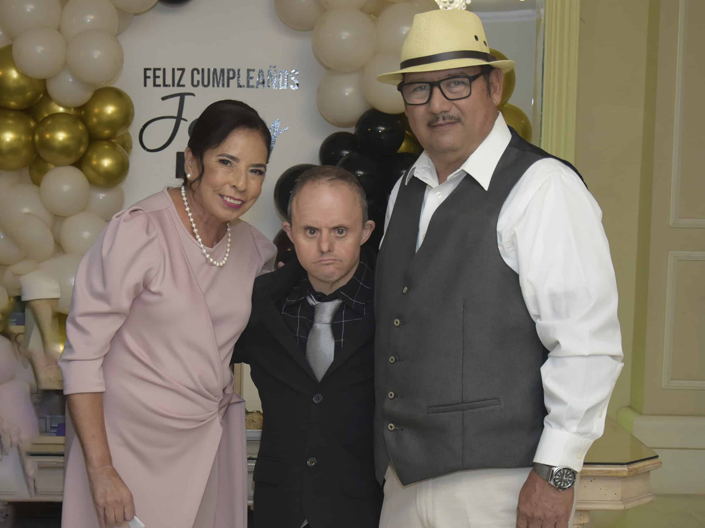 Jerry Oviedo celebra sus 50 años en emotiva reunión familiar