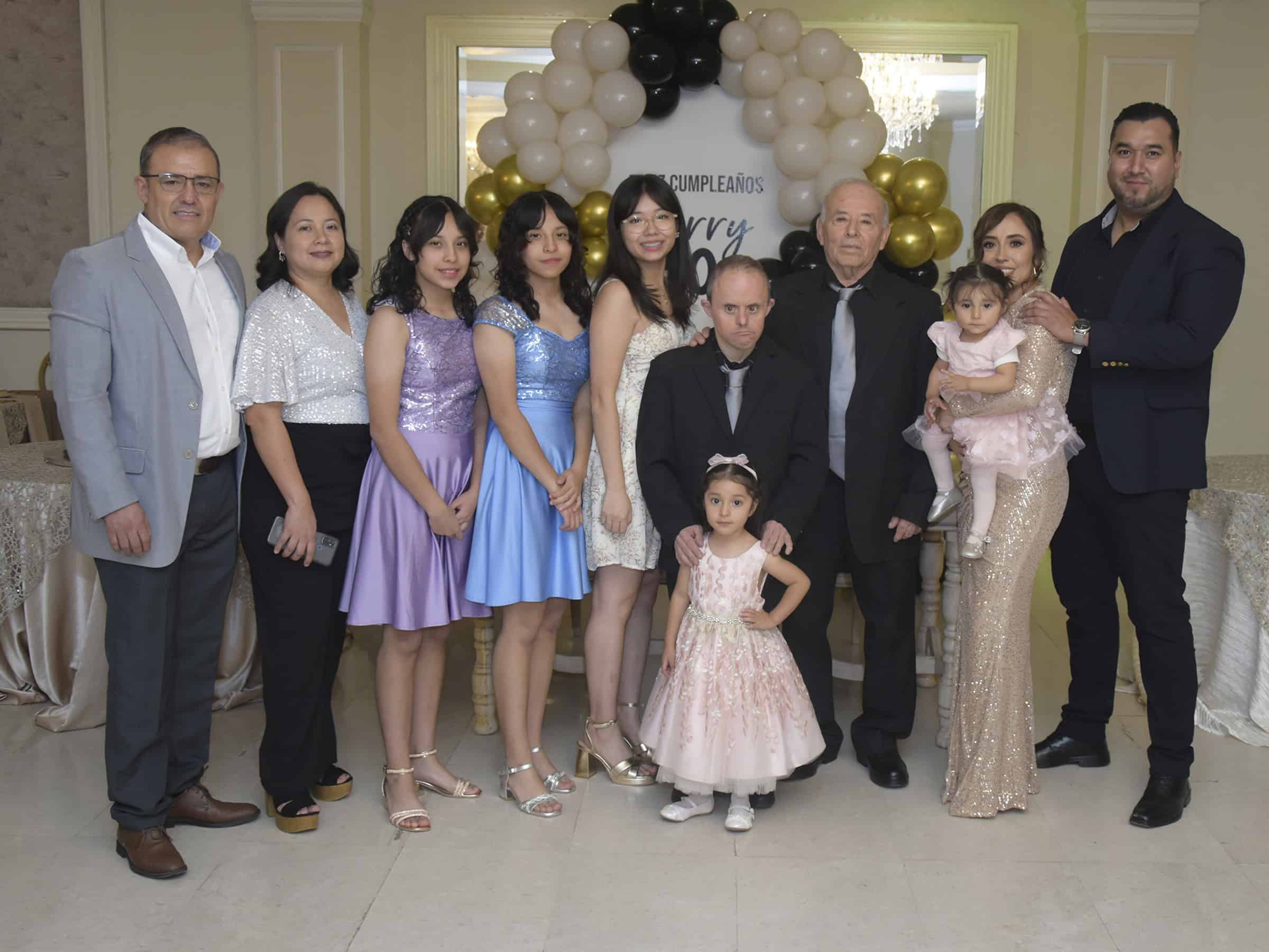 Jerry Oviedo celebra sus 50 años en emotiva reunión familiar