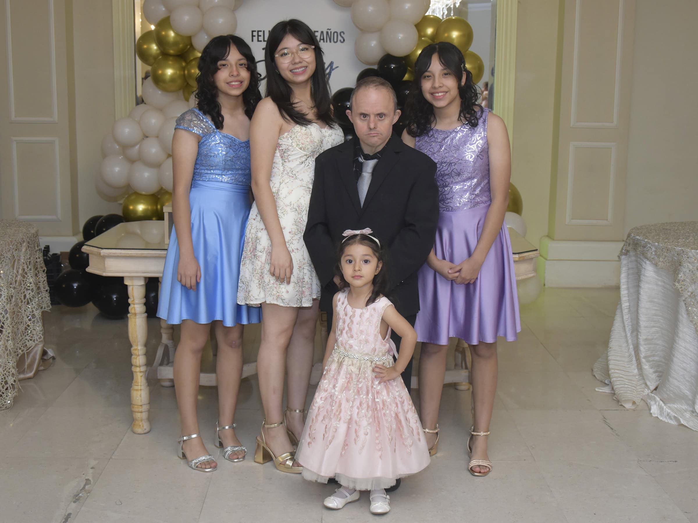 Jerry Oviedo celebra sus 50 años en emotiva reunión familiar