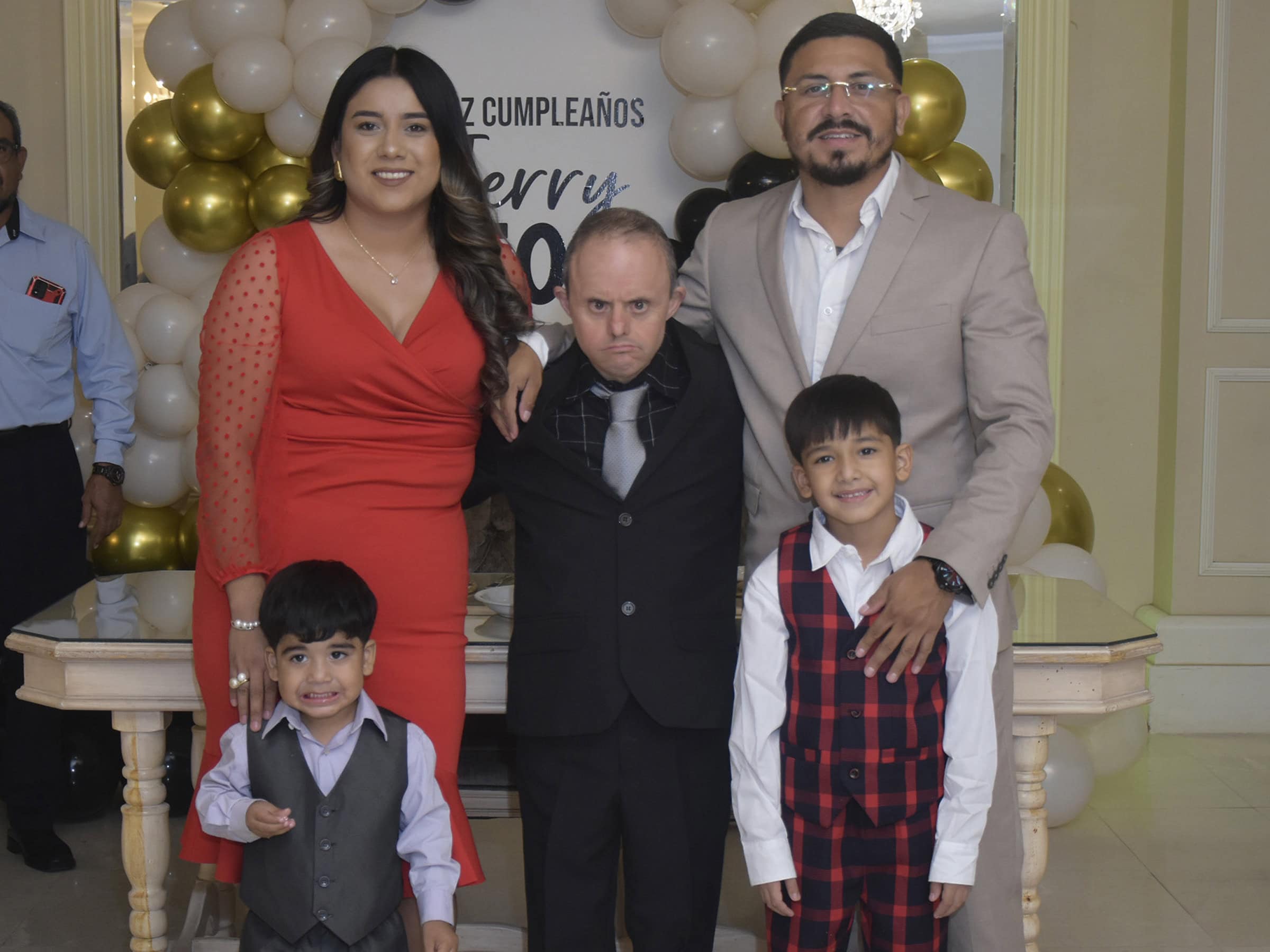 Jerry Oviedo celebra sus 50 años en emotiva reunión familiar