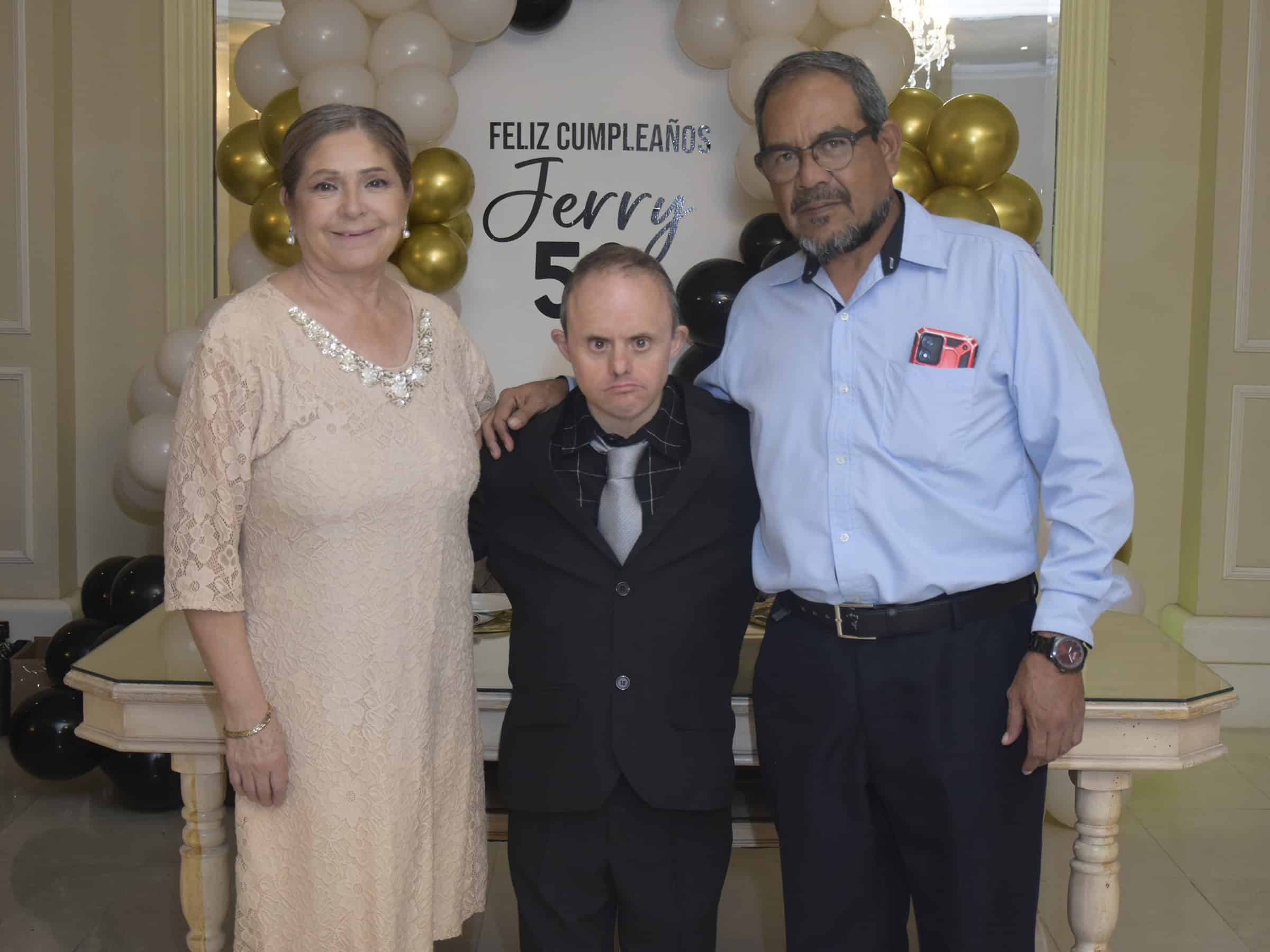 Jerry Oviedo celebra sus 50 años en emotiva reunión familiar