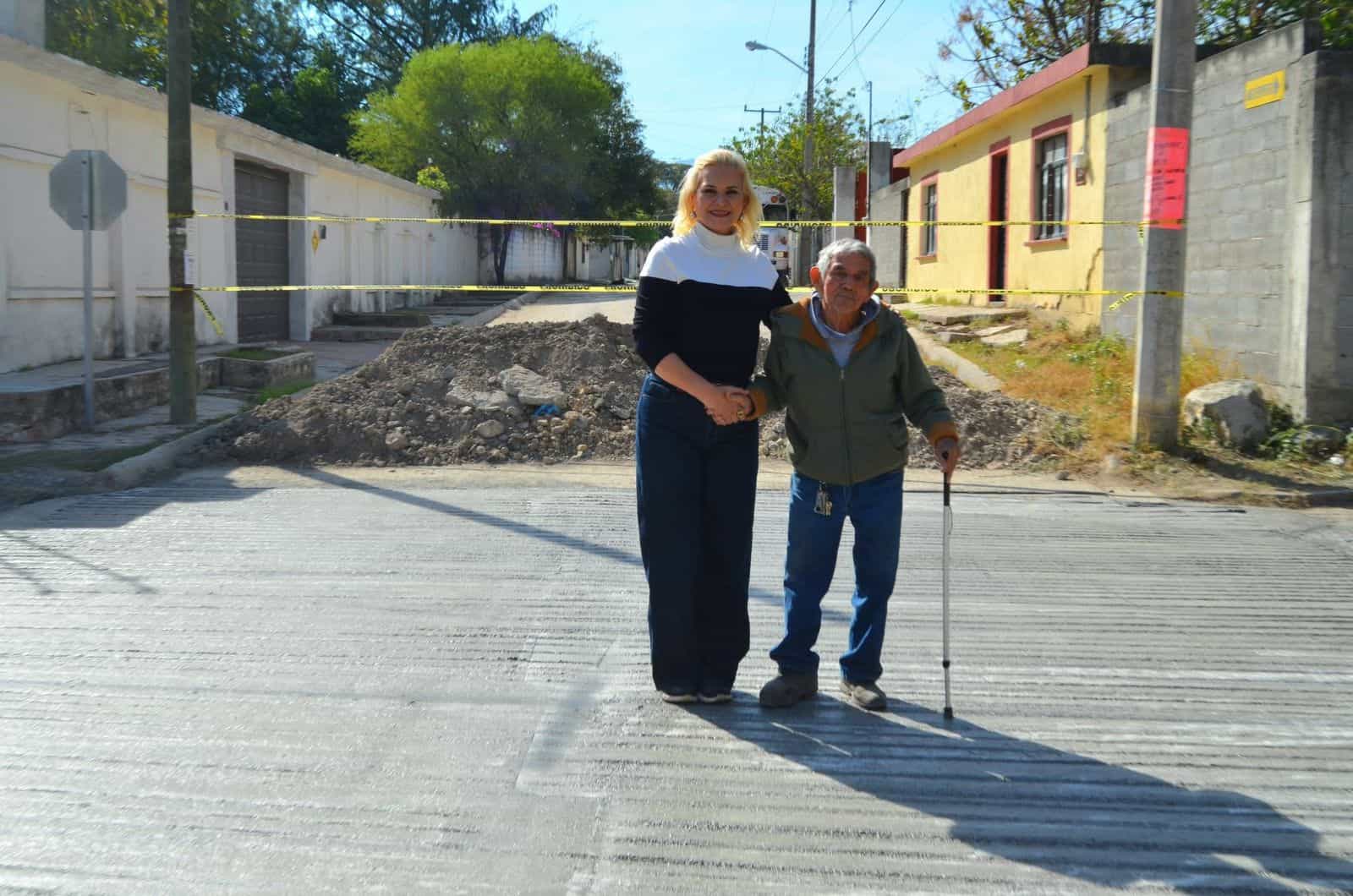 Alcaldesa Laura Jiménez impulsa obras de pavimentación en Múzquiz