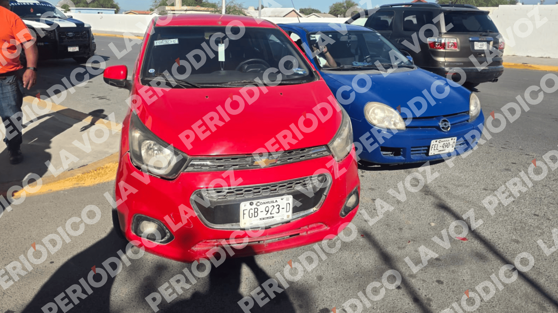 En calles de la ´Inde´: Se mete por  acotamiento  y lo chocan