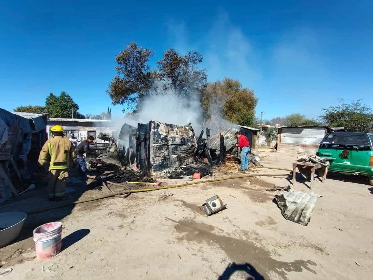 Incendio consume vivienda de lámina y madera en Allende