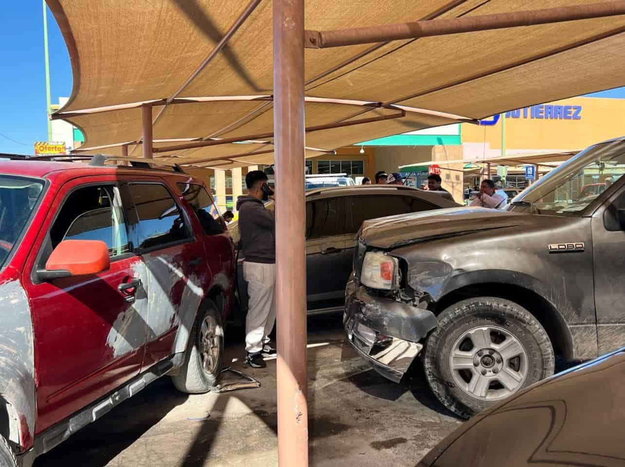 Conductor de 75 años provoca colisión de cinco vehículos en Nava