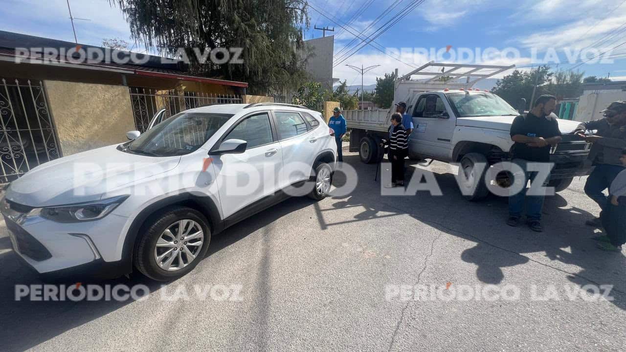 Accidente de camión de carga causa daños en Monclova