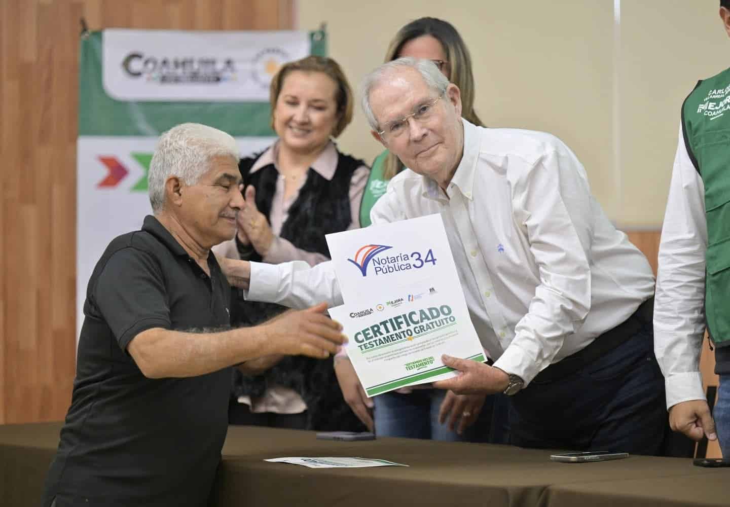 Carlos Villarreal entrega 67 testamentos gratuitos en Monclova