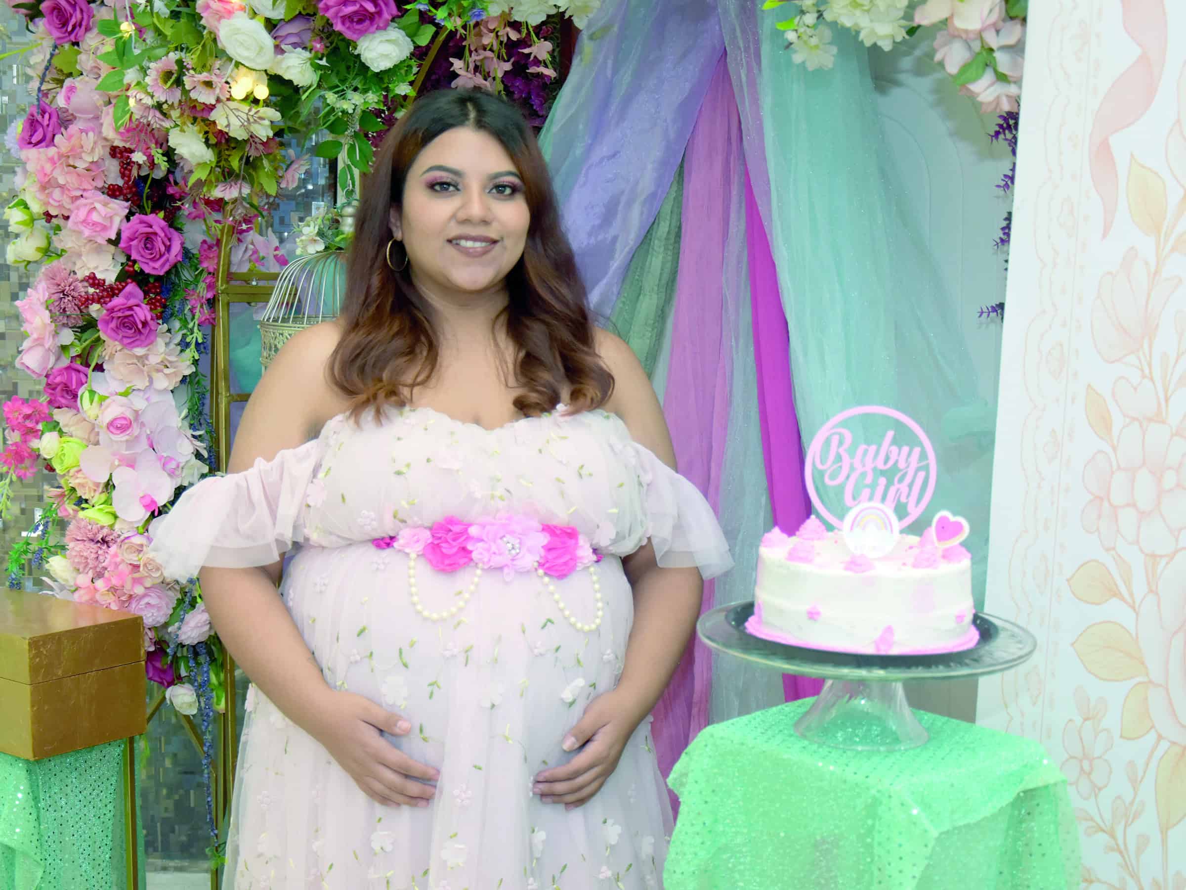 Familia y amigos se reúnen para el baby shower de Abril del Bosque