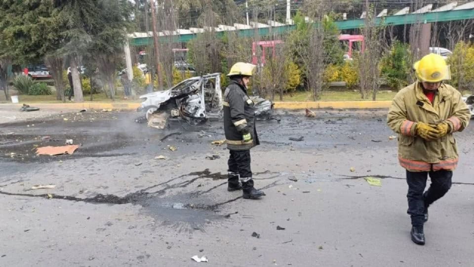 Accidente en México-Toluca: taxi cargado de pirotecnia explota y deja lesionados