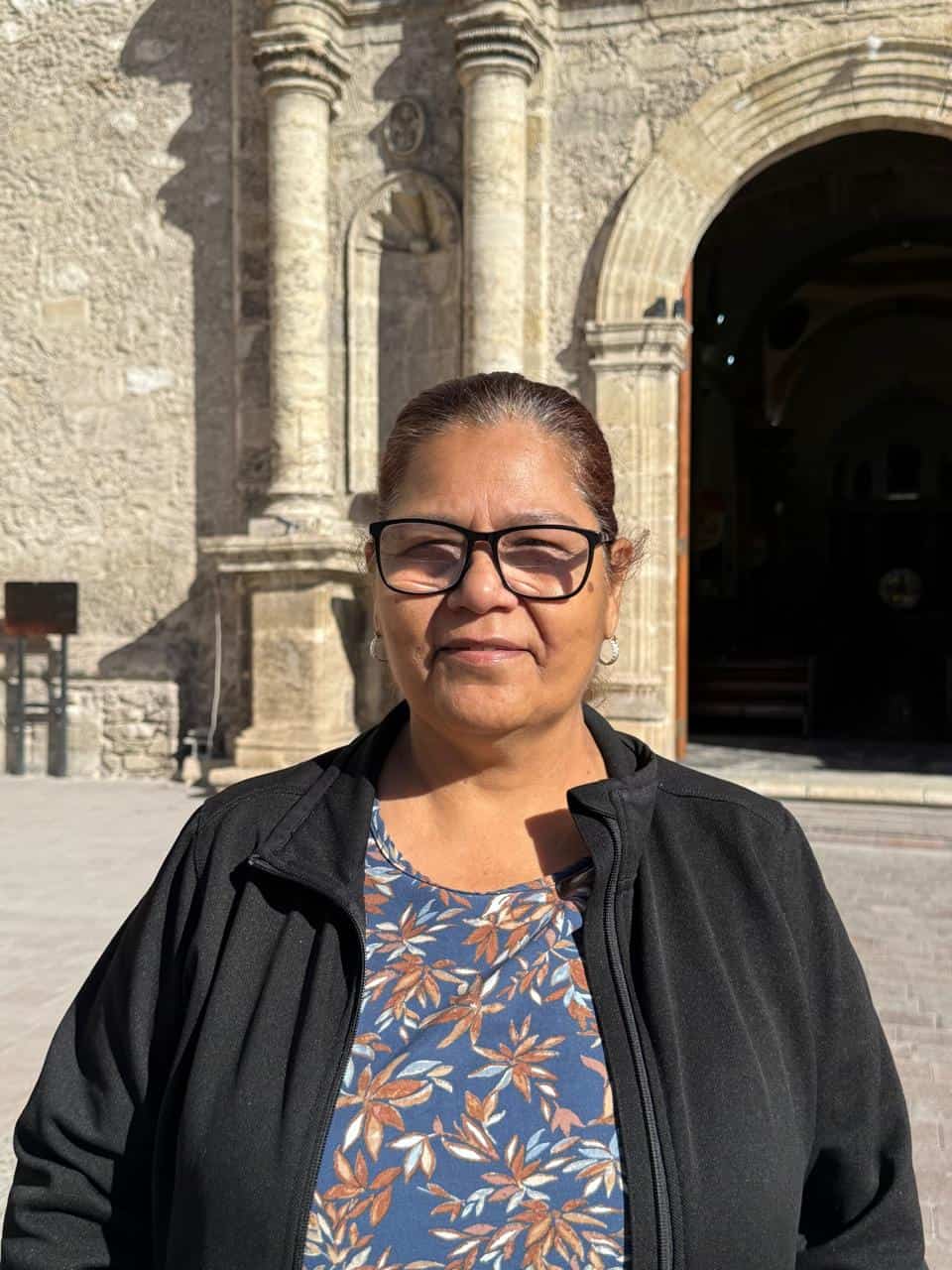 Raquel Garanzuay renueva su fe en la Virgen en la iglesia Santiago Apóstol