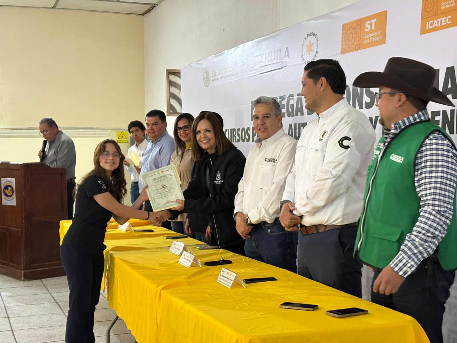 Icatec entrega diplomas a más de cien mujeres en Frontera