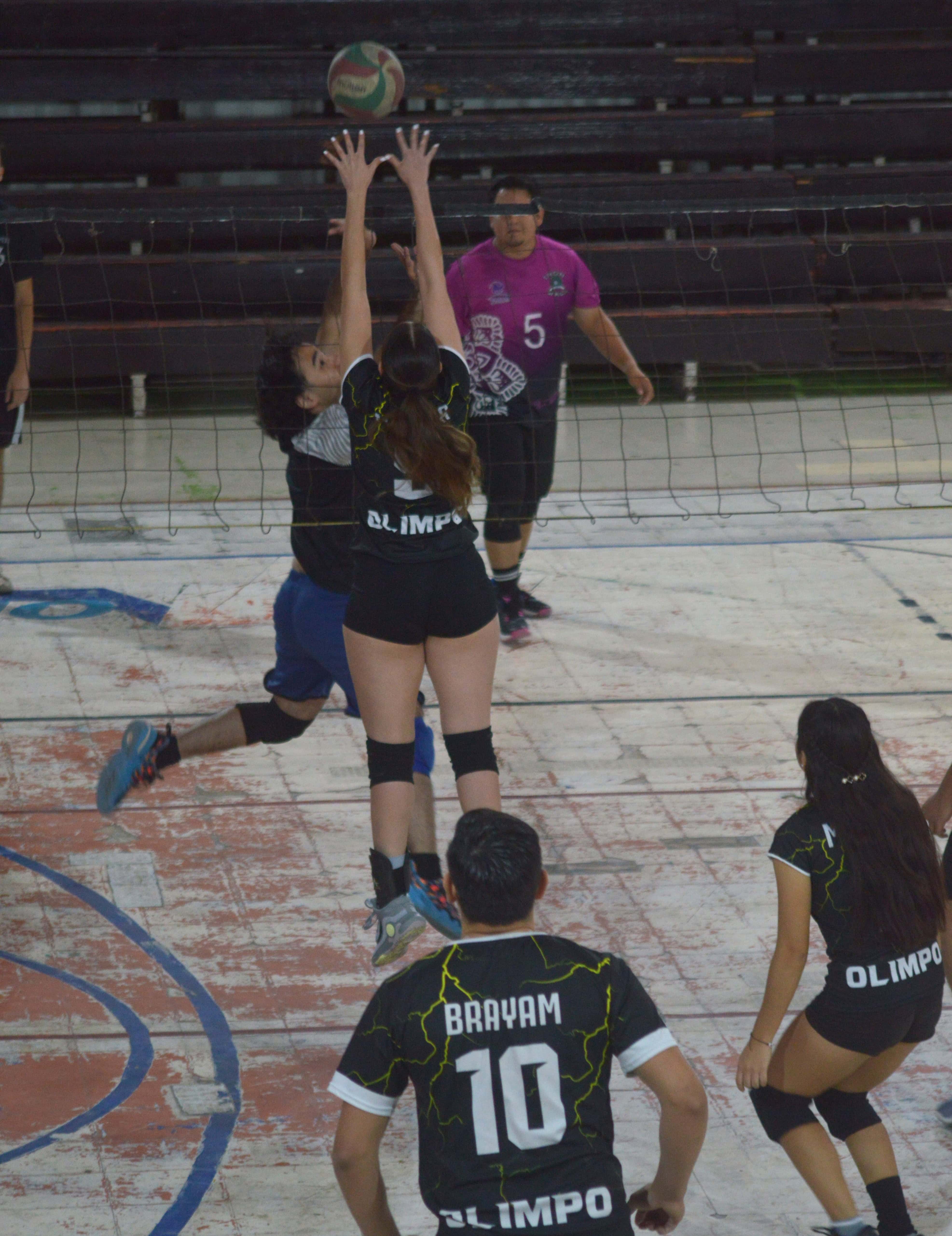 Olimpo vence a Shadows en el Gimnasio Municipal Milo Martínez