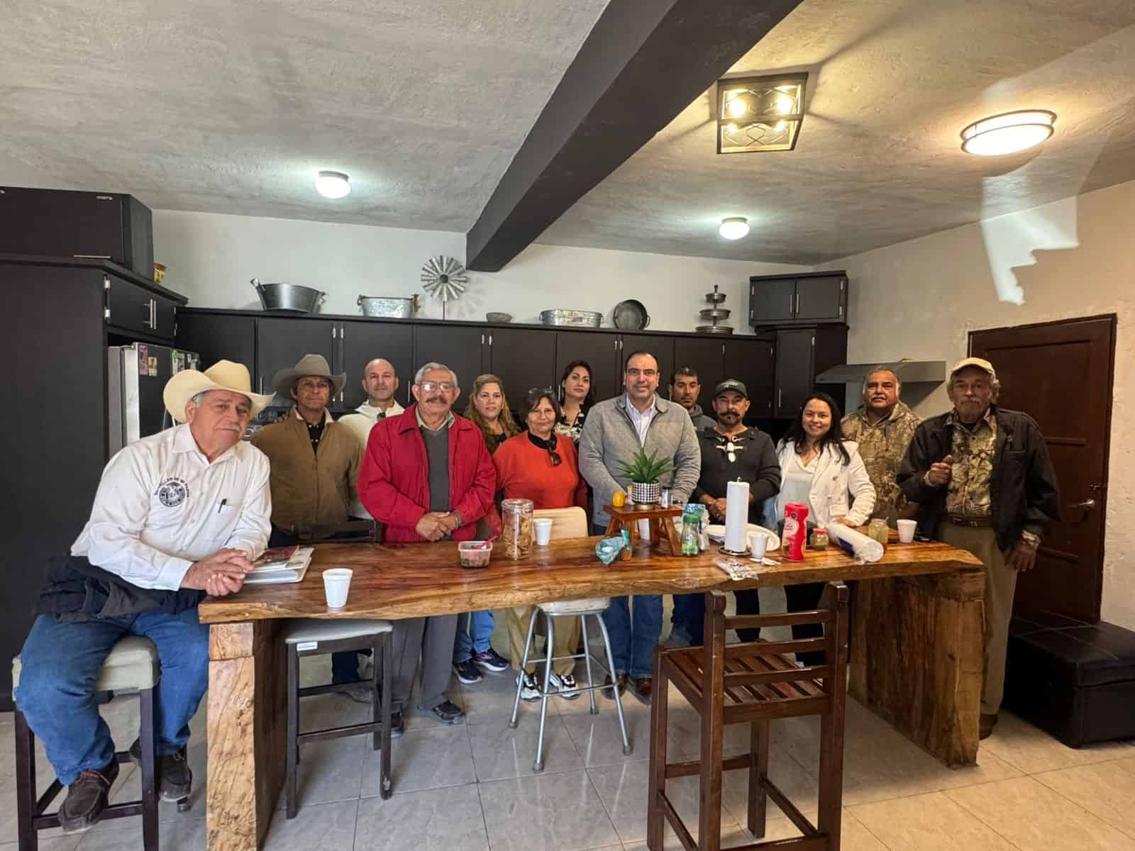 Francisco Tobías Hernández se reúne con artesanos en Cuenca Carbonífera