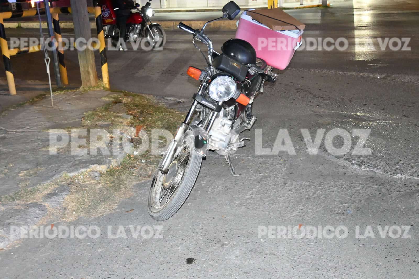 Roberto, motociclista lesionado en Monclova tras perder control de su unidad