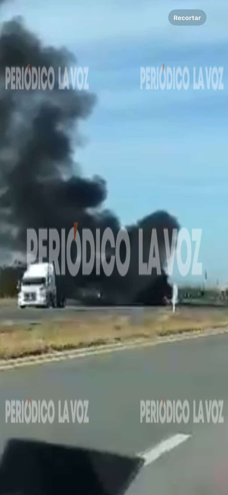Incendio de neum&aacute;tico en Monclova provoca p&aacute;nico en operador