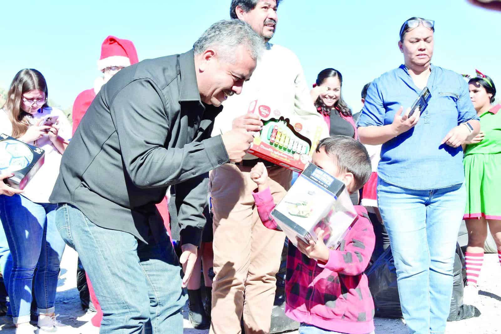 Víctor Leija entrega juguetes a niños en Cuatro Ciénegas