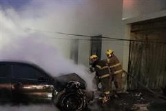 Aparatoso accidente en Morelos: automóvil se incendia tras salir del camino