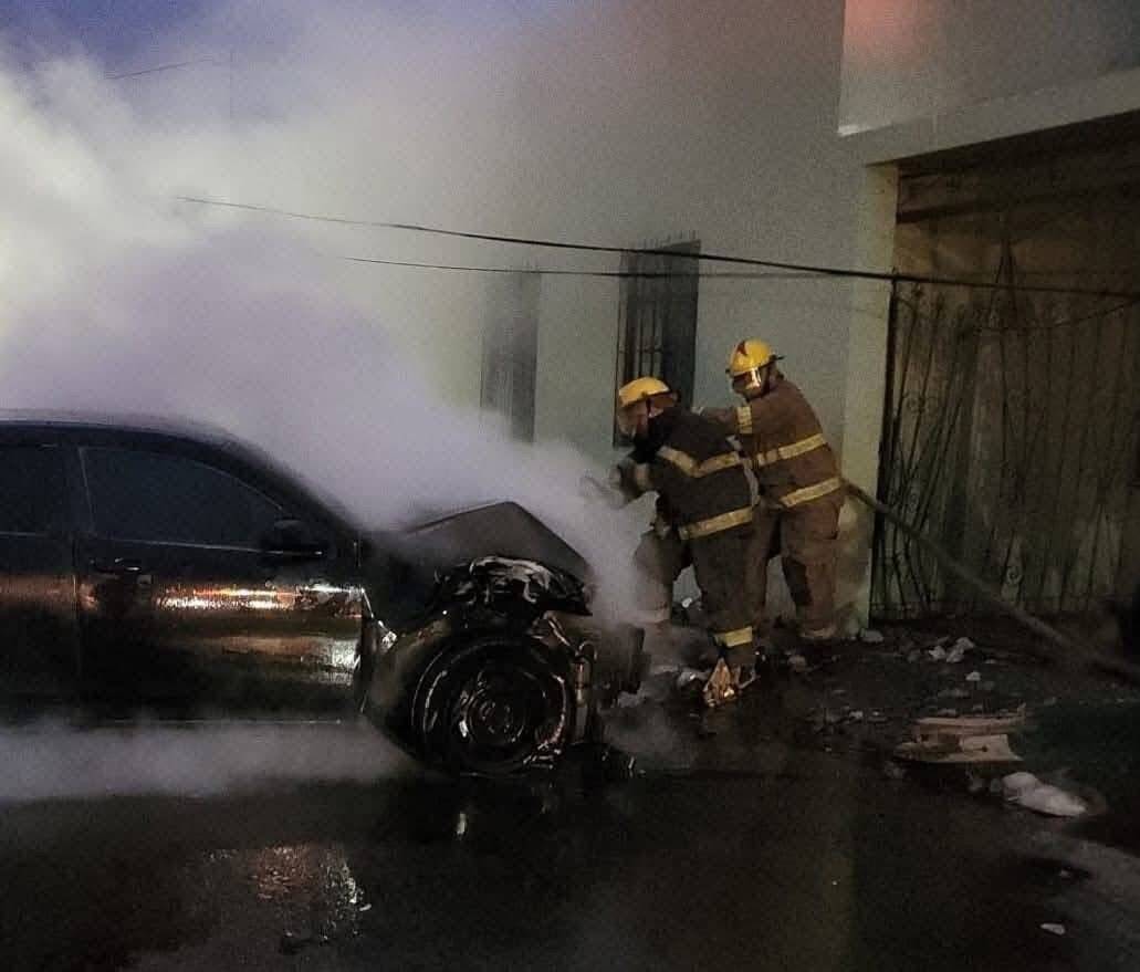 Aparatoso accidente en Morelos: autom&oacute;vil se incendia tras salir del camino