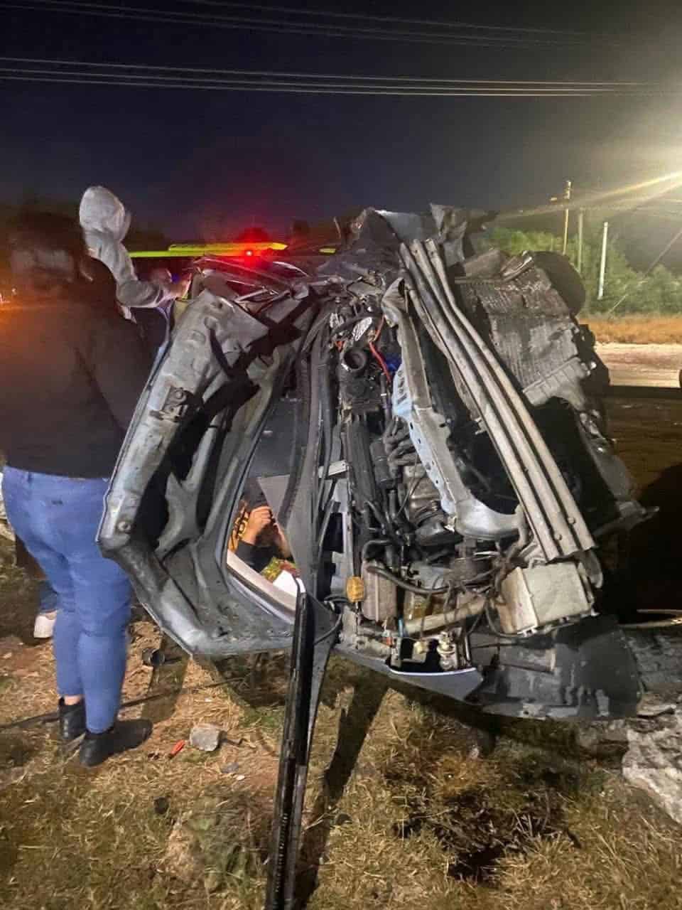 Accidente en Saltillo: padre e hija quedan atrapados en volcadura