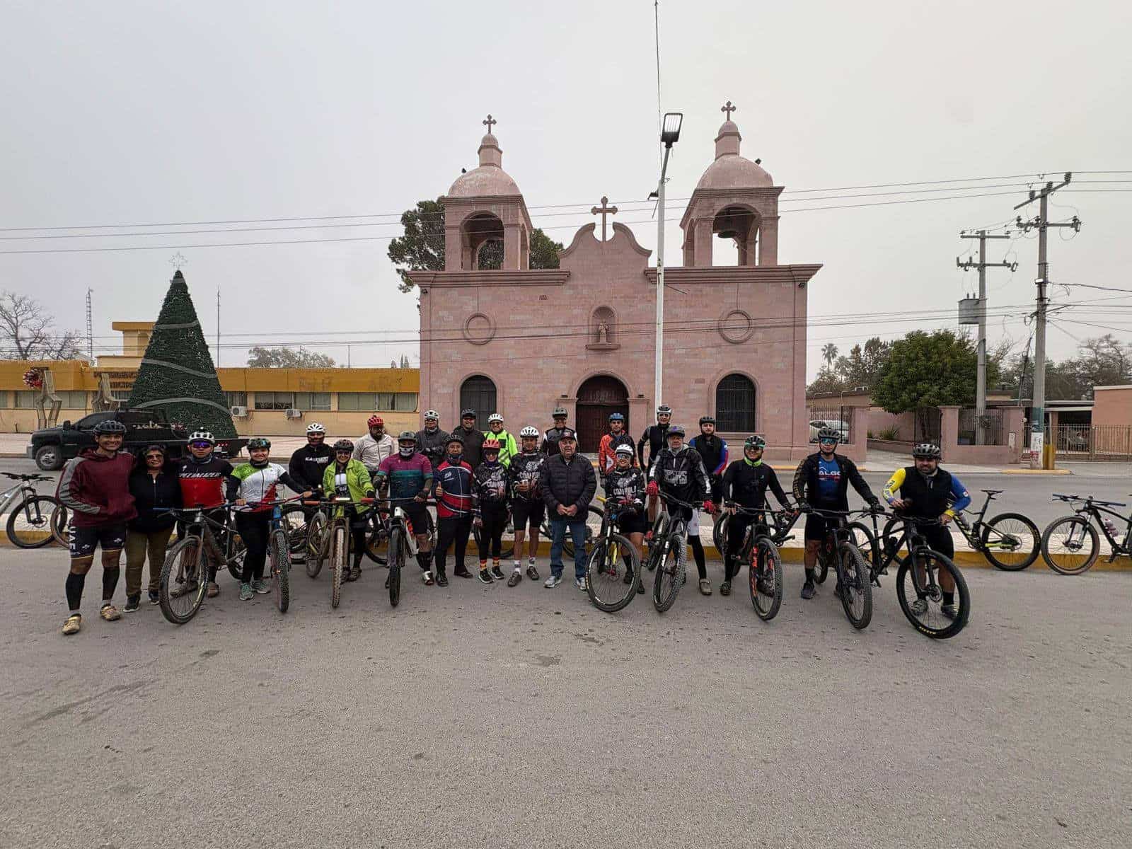 Ciclistas participan en la Rodada Guadalupana 2025 en la regi&oacute;n Norte