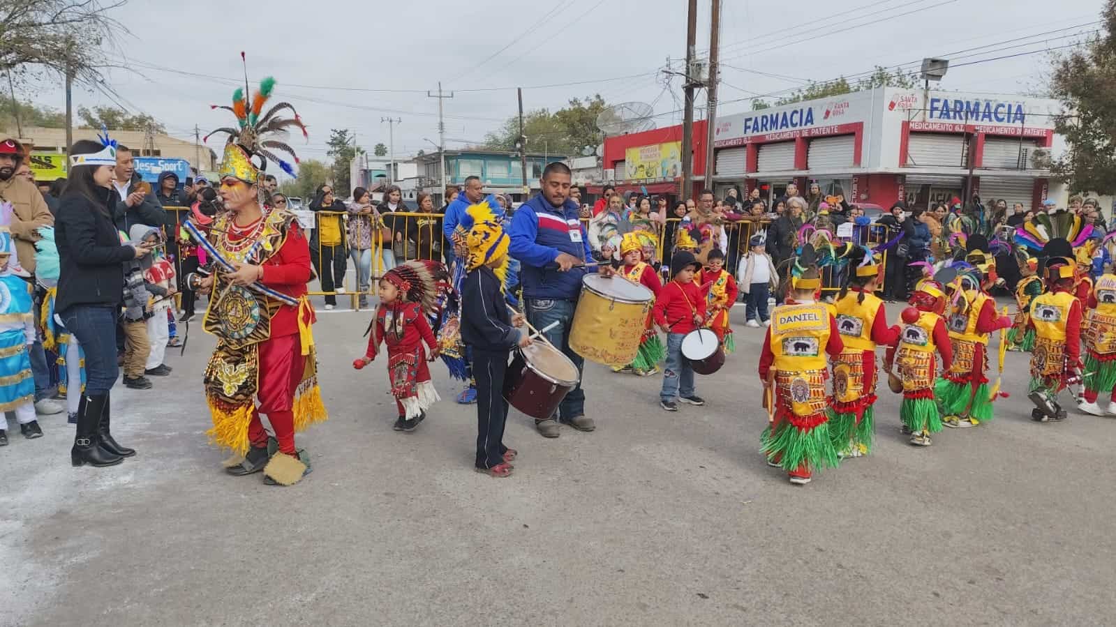 Martha Catalina Mart&iacute;nez Cosio lidera danzas en Pala&uacute;