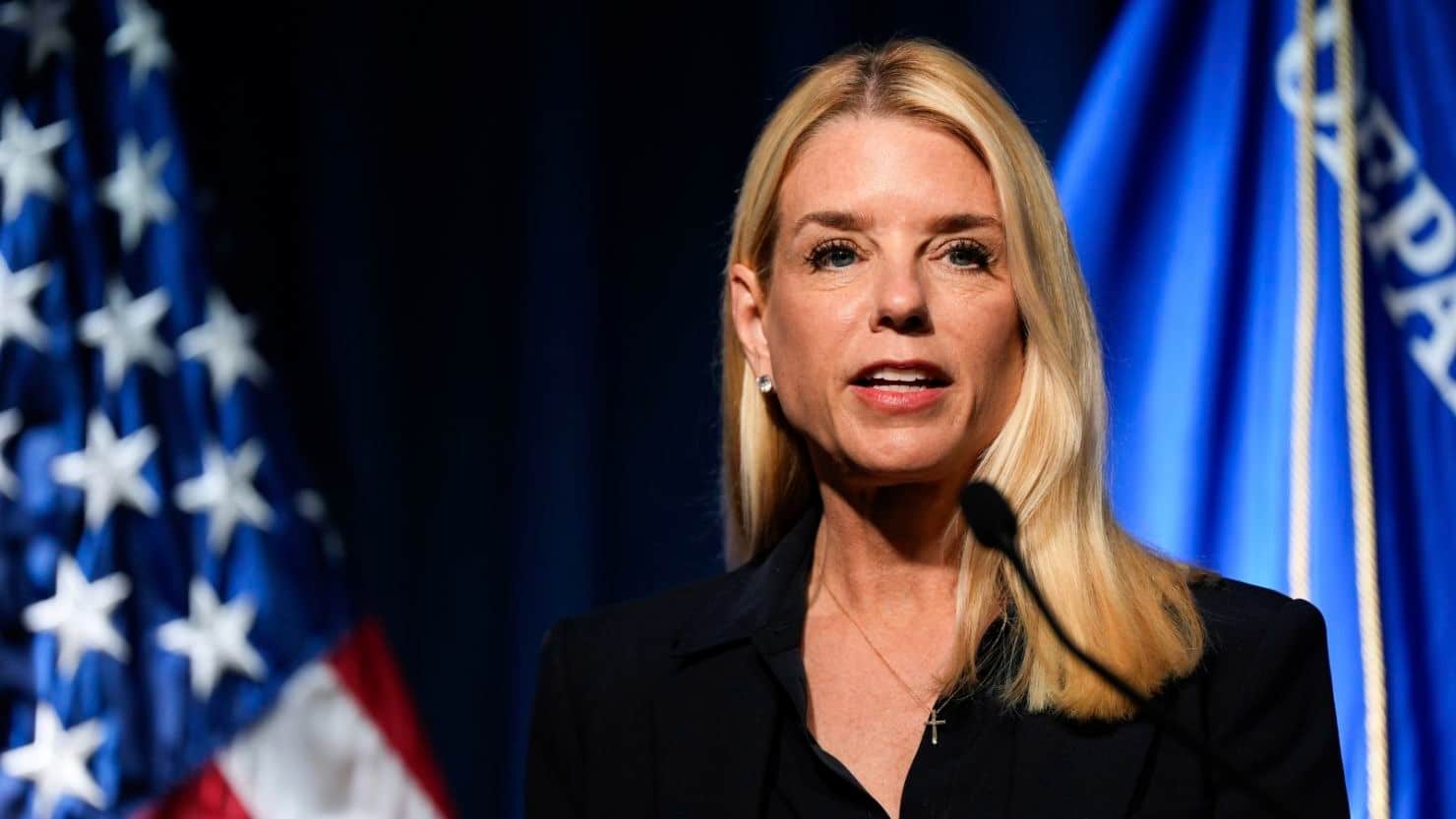 Susie Wiles critica a Pam Bondi por archivos de Epstein en Casa Blanca