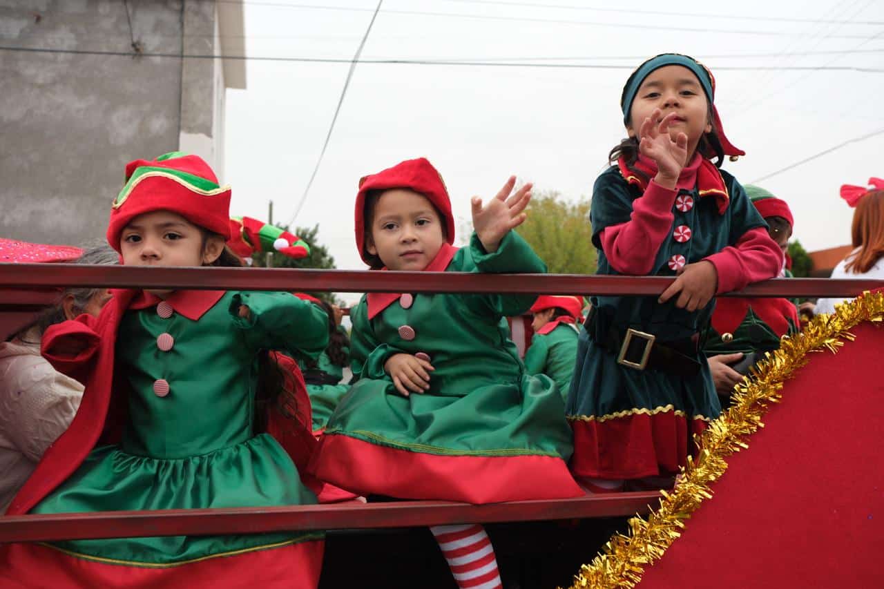 Sari P&eacute;rez Cant&uacute; y el Gran Desfile Navide&ntilde;o 2025 llenan de alegr&iacute;a Frontera