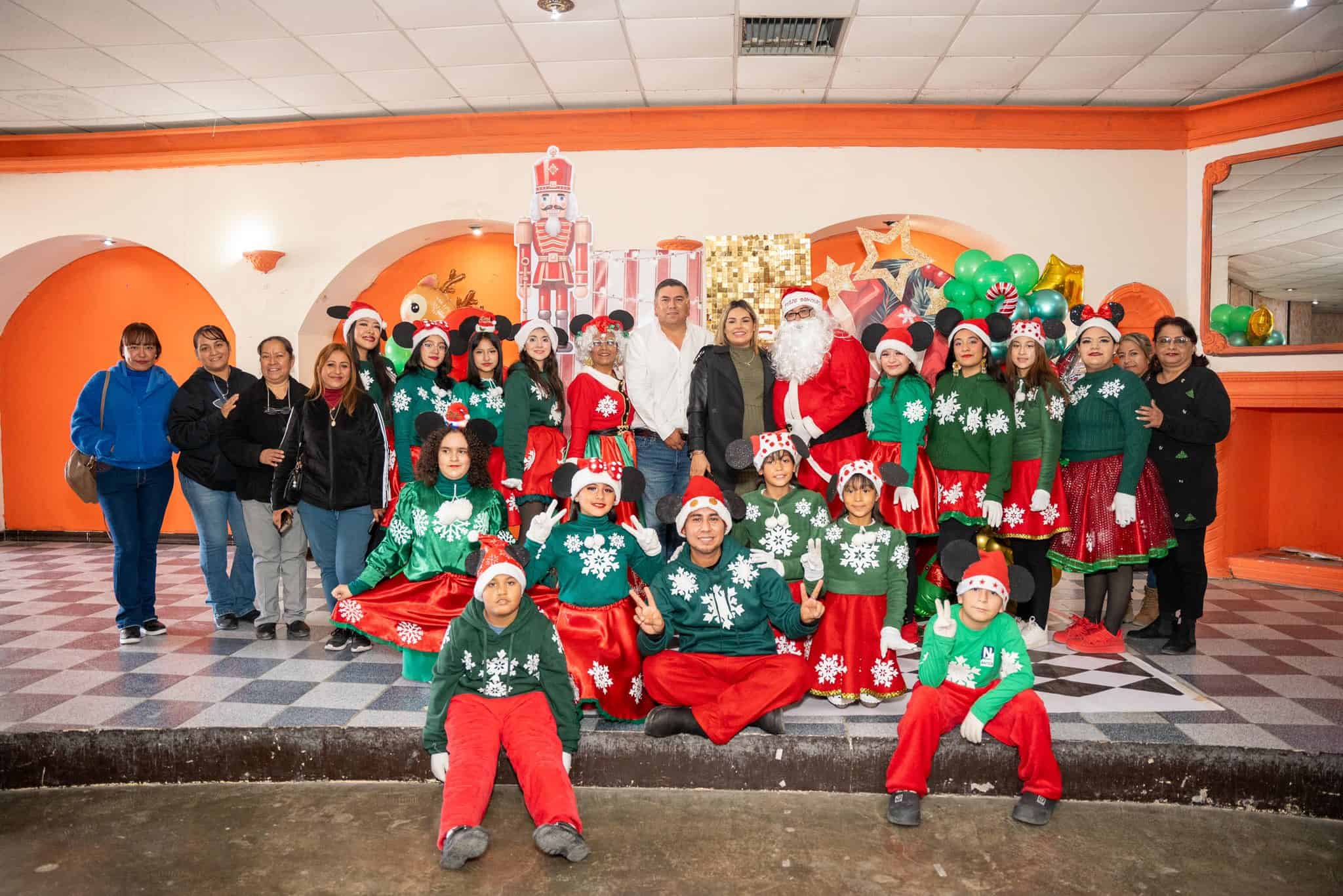 Yesica Sifuentes encabeza posada navide&ntilde;a en Casta&ntilde;os para adultos mayores