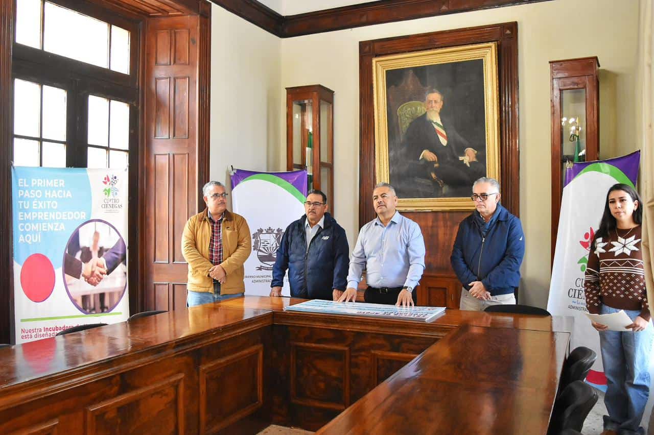 V&iacute;ctor Leija entrega cr&eacute;ditos a comerciantes en Cuatro Ci&eacute;negas para fortalecer la econom&iacute;a local