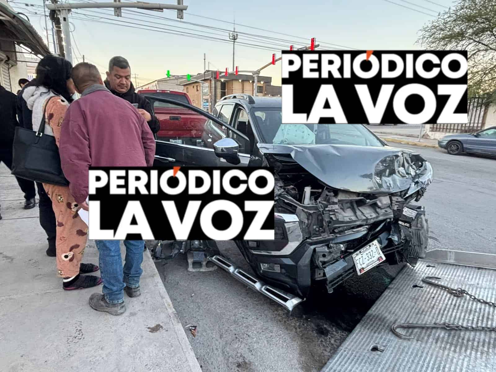 Se vuela sem&aacute;foro  y choca camioneta