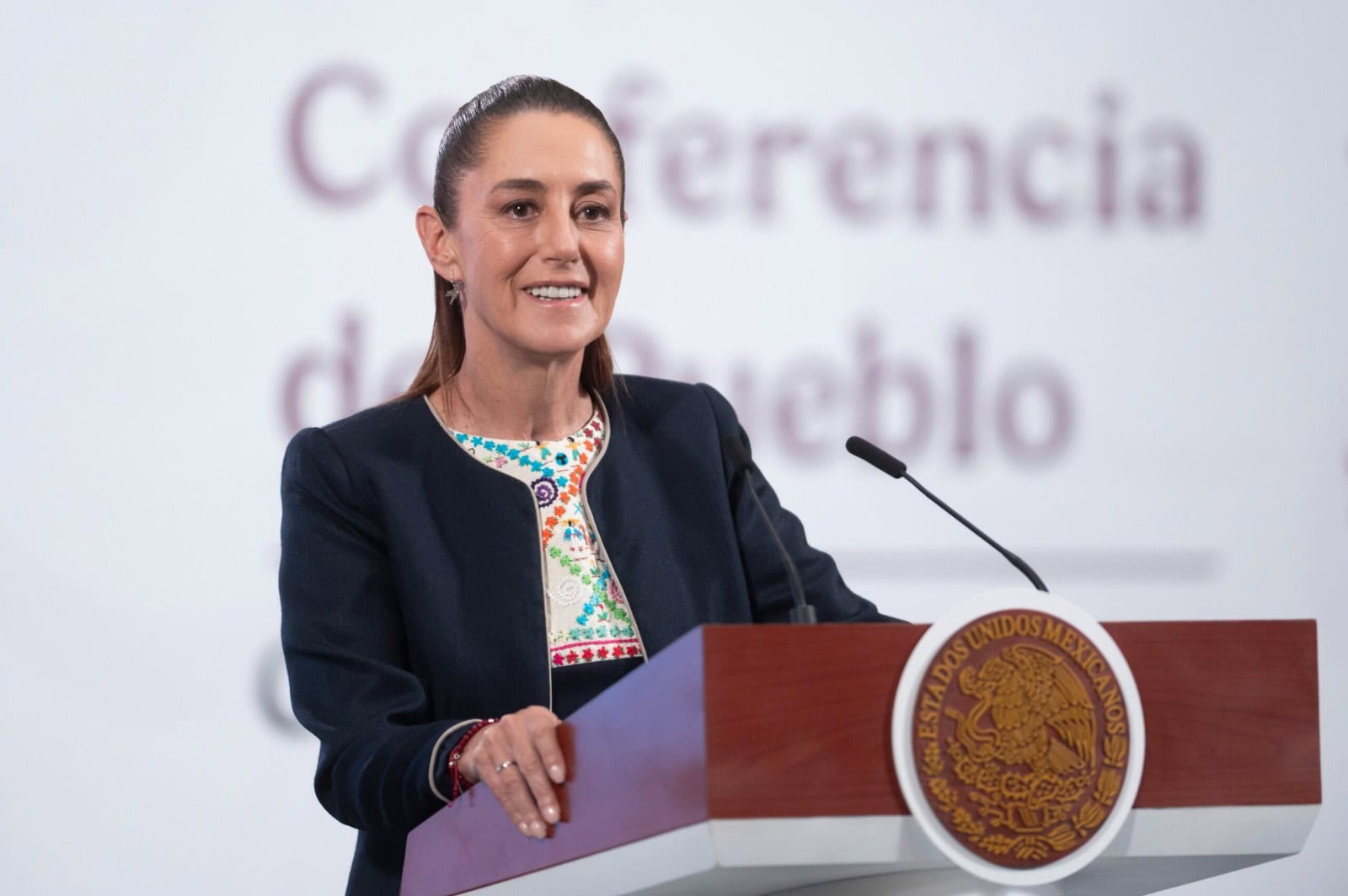 Claudia Sheinbaum defiende programas sociales en M&eacute;xico