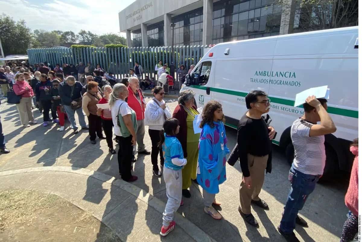 Derechohabientes hacen filas de horas en Hospital La Raza: citas hasta mayo