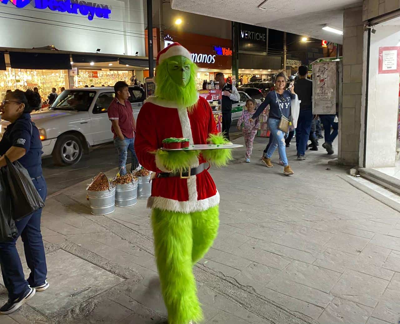 El Grinch reparte alegr&iacute;a en el Centro de la ciudad