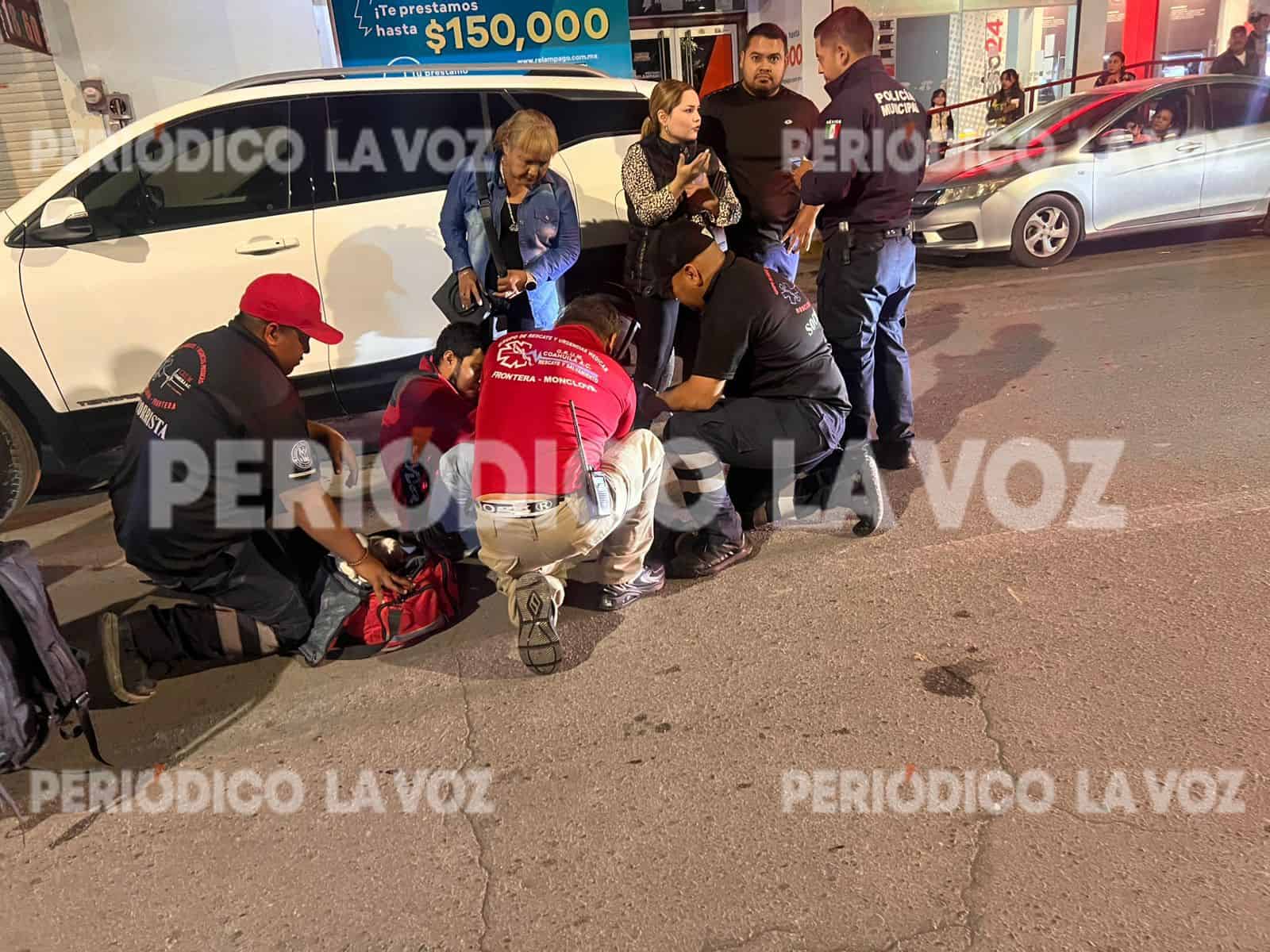 Mujer impacta a motociclista en el centro de Monclova