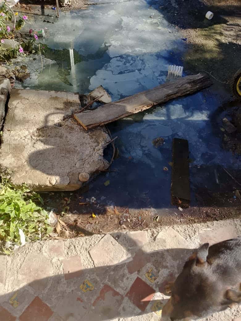 Drenaje colapsado afecta vivienda en Monclova