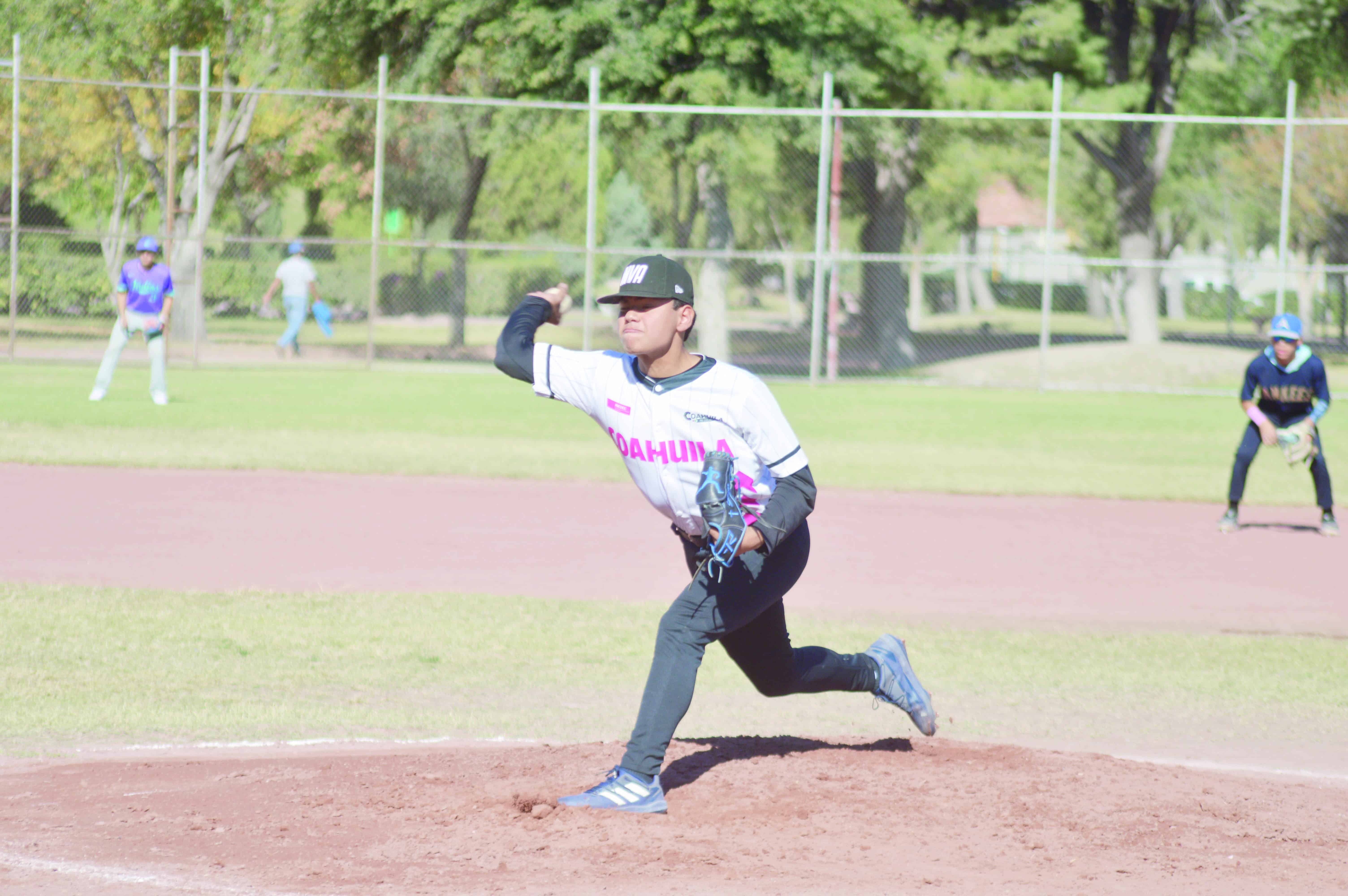 Ariel Flores supervisa tryout de b&eacute;isbol U-15 en Monclova
