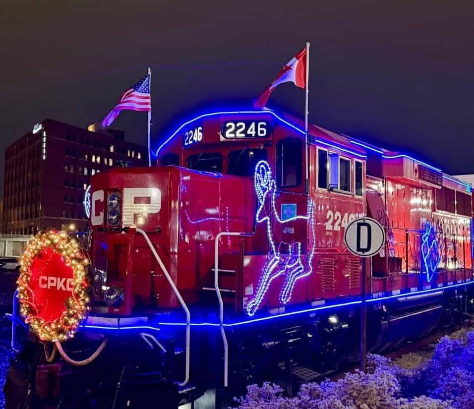 Familias se re&uacute;nen para ver el tren navide&ntilde;o en Saltillo