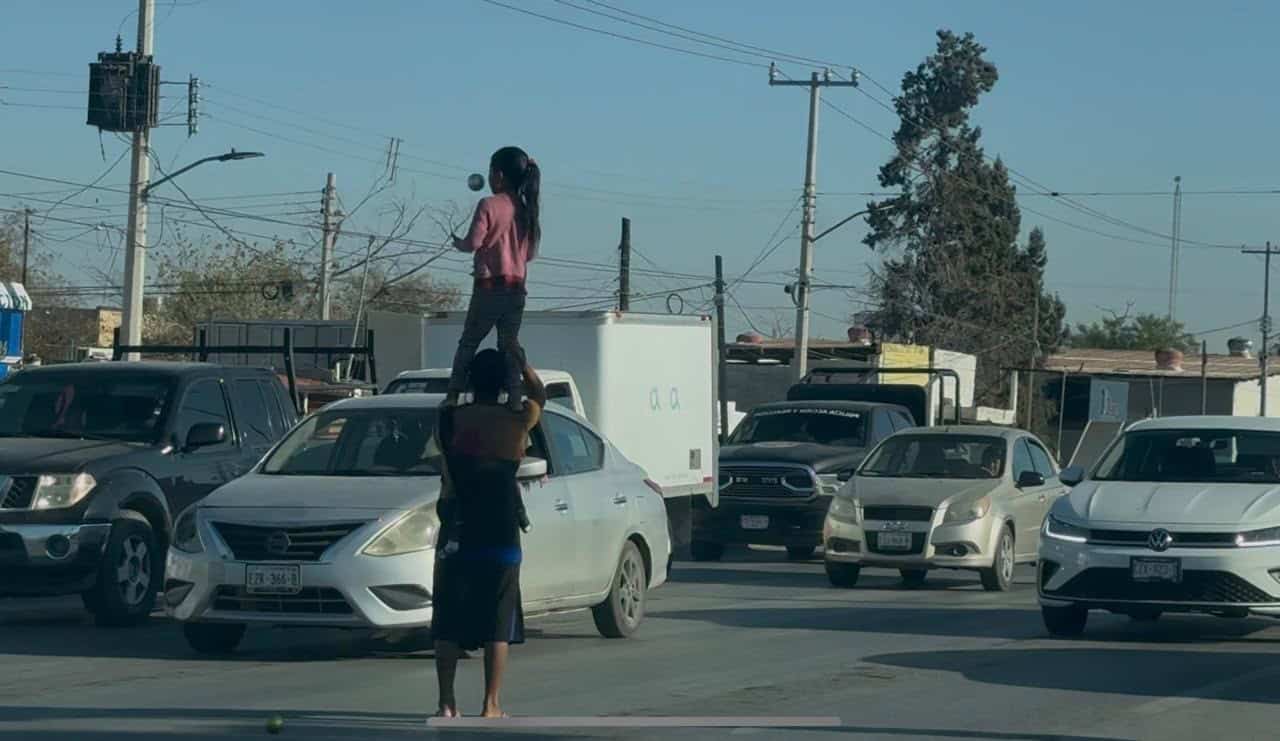 Navidad sin regalos: Mar&iacute;a Paula de Hoyos vende dulces en Monclova