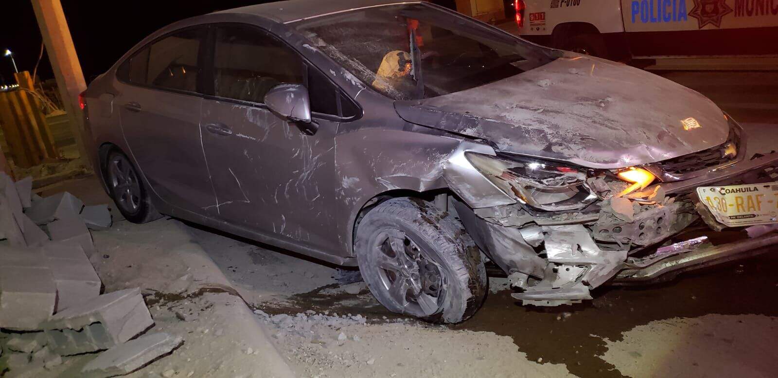 Veh&iacute;culo fuera de control se impacta contra vivienda al sur poniente de Ciudad Acu&ntilde;a