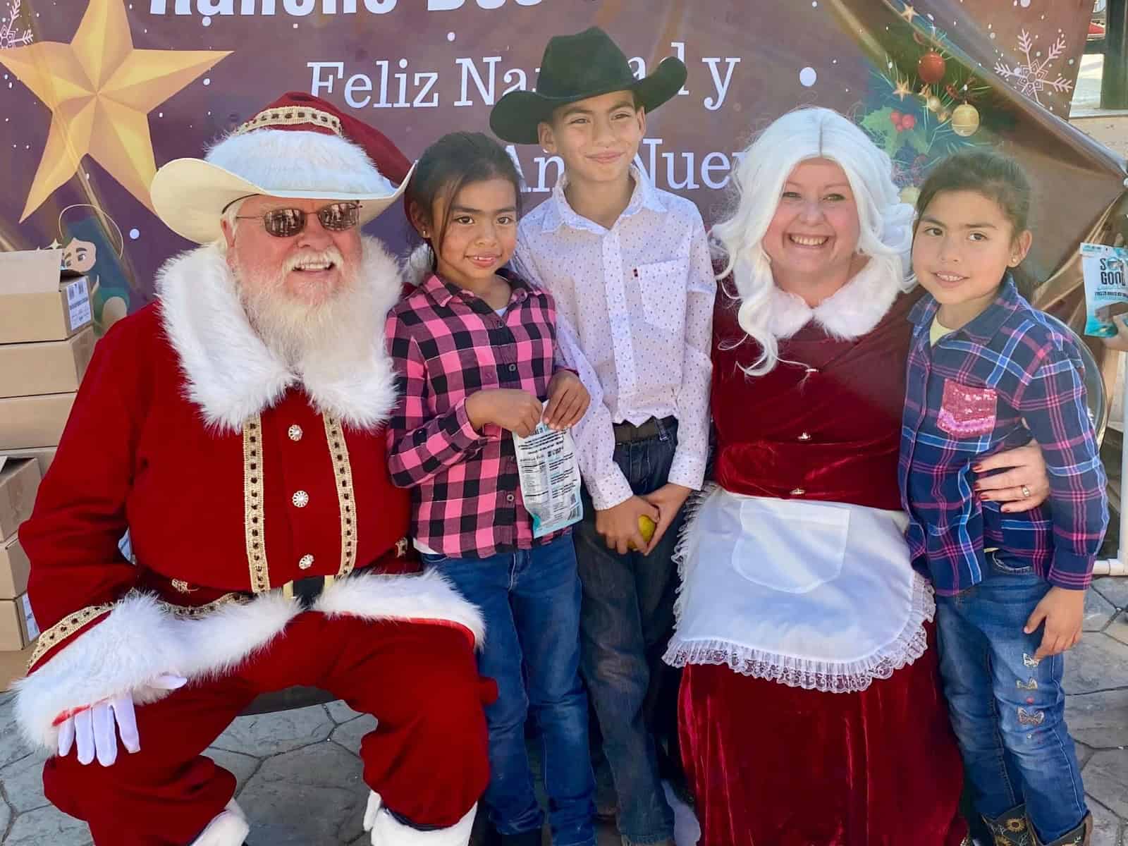 Llega Santa Claus con cientos de regalos para ni&ntilde;os de Nava