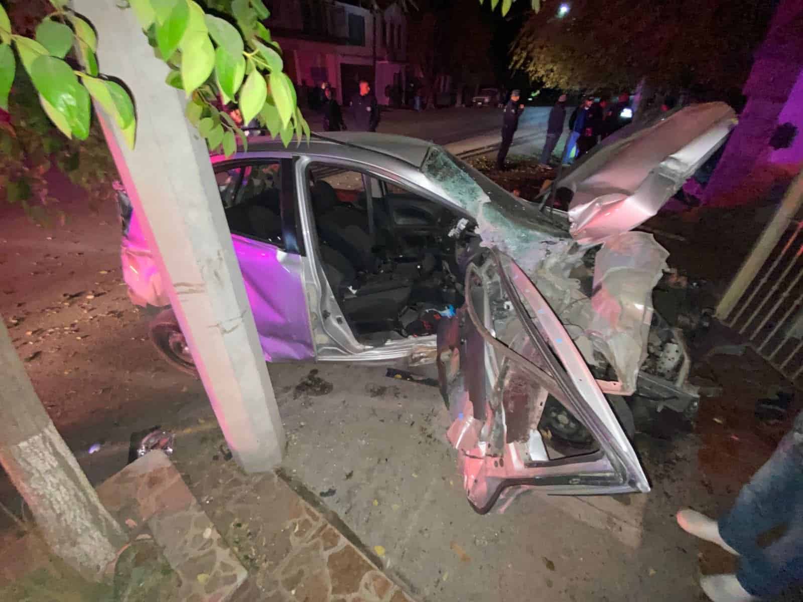 Accidente de autom&oacute;vil deja un herido en Sabinas: CFE afectada