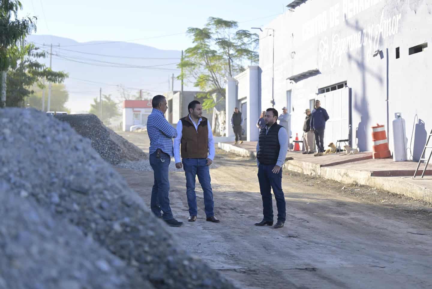 Carlos Villarreal P&eacute;rez supervisa pavimentaci&oacute;n en la calle San Marcos de Monclova