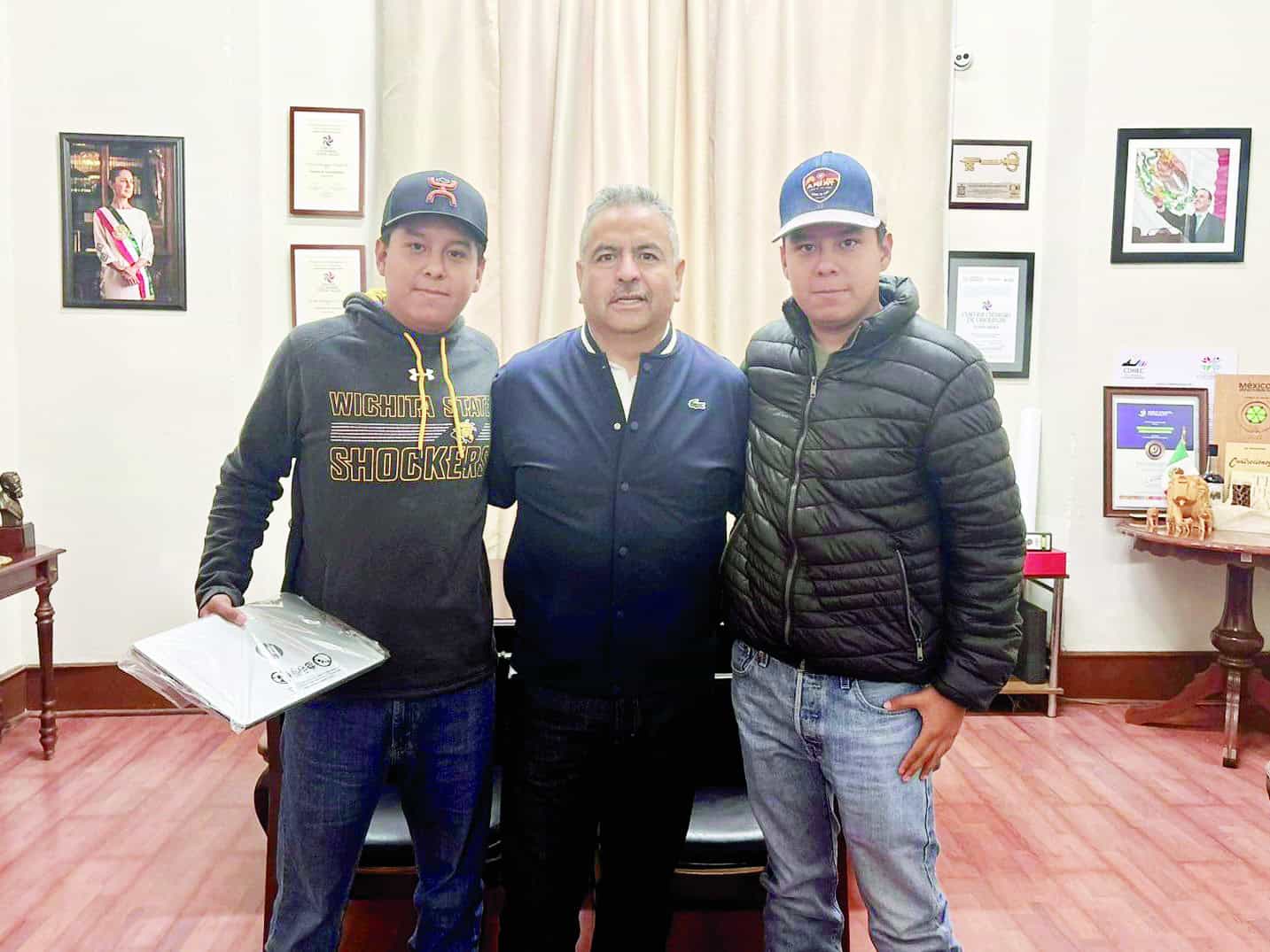 V&iacute;ctor Leija apoya a estudiantes destacados en Cuatro Ci&eacute;negas