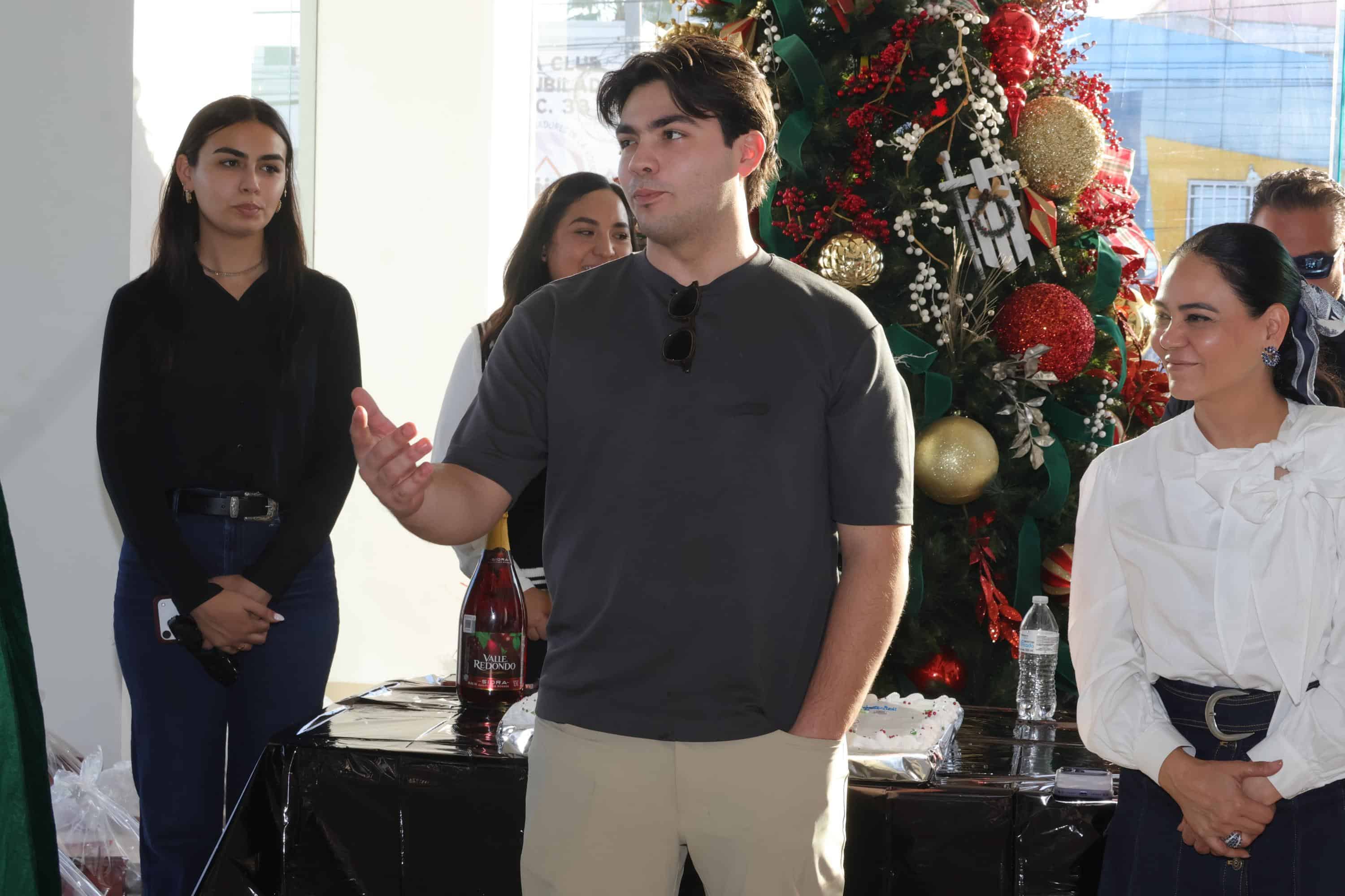 Grupo KAMAR celebra la unidad familiar con canastas navide&ntilde;as
